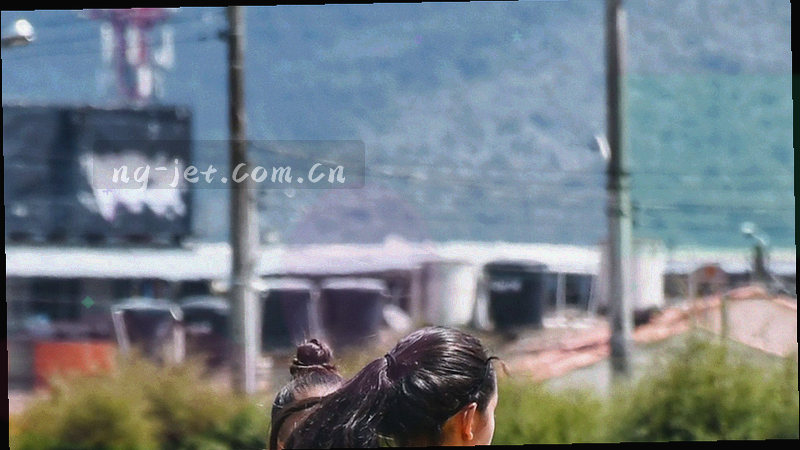深空蓝背景上发光足球与数据线路抽象符号